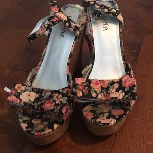 Flora print wedges